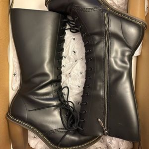 14 hole Dr Martens Louise in Black